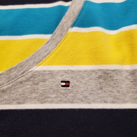 🌺 3/25 Tommy Hilfiger V-neck tee shirt, striped - Picture 9 of 12